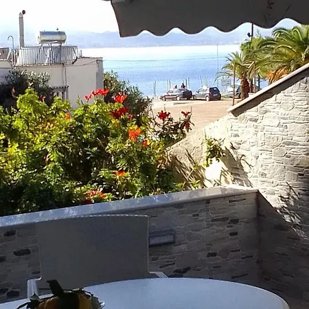 Relax 50m From The Sea Apartamento Loutráki