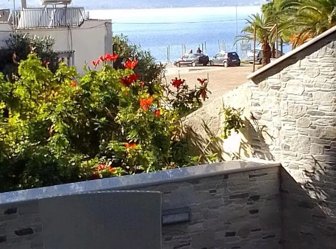 Relax 50m From The Sea Apartman Lutráki